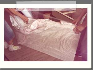 玻璃茶几用棉被及保鮮膜多層呵護