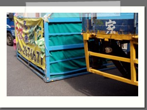細心包裹家具準備搬運